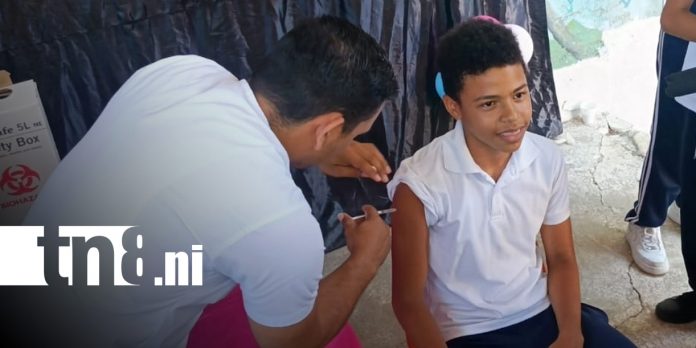 Foto: Aplicación de la vacuna contra el virus del papiloma humano (VPH)