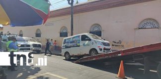Foto: Grúas retiran vehículos mal estacionados en Chinandega /TN8