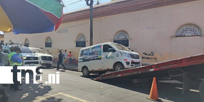Foto: Grúas retiran vehículos mal estacionados en Chinandega /TN8