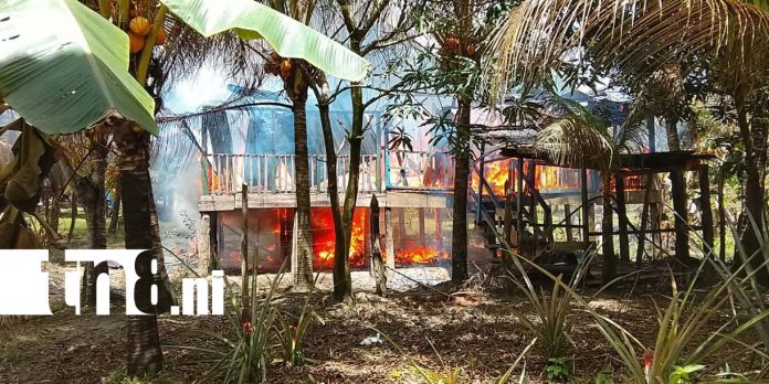 Foto: Voraz incendio consume vivienda en Alamikamba /TN8