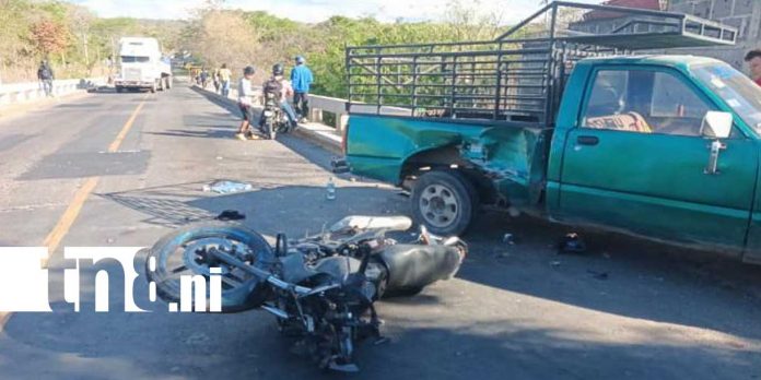 Foto: Violento impacto entre moto y camioneta en Estelí/TN8