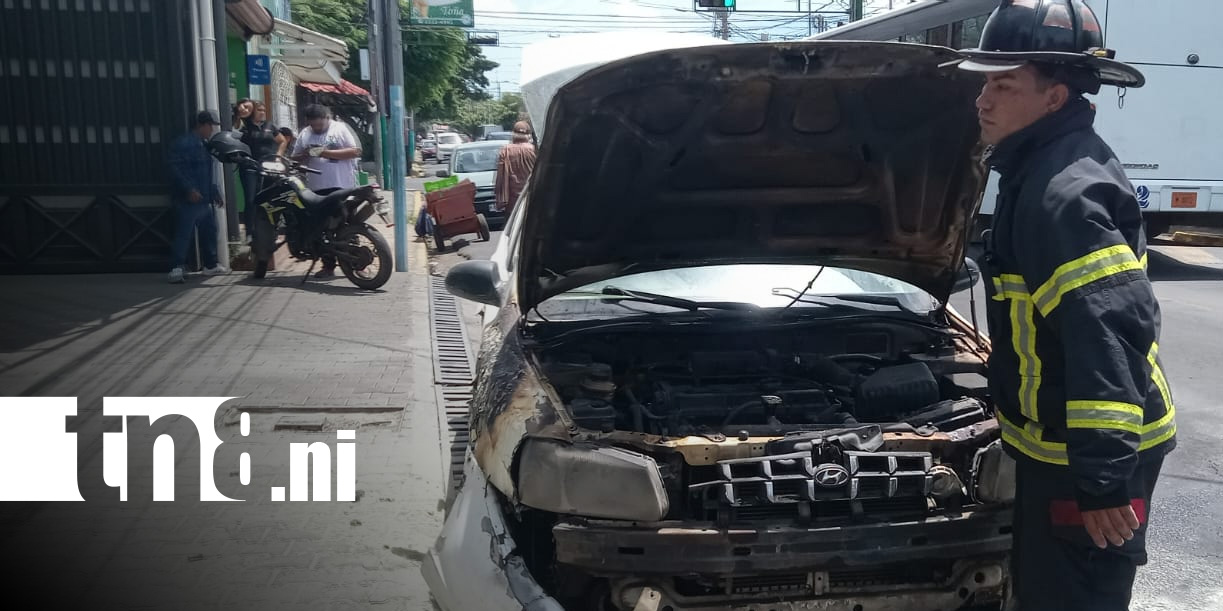 Foto: Incendio en vehículo sorprende a conductor en Managua/TN8