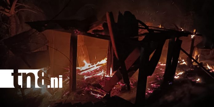 Foto: Incendio arrasa vivienda en Barrio San Pedro/TN8 Foto: Incendio arrasa vivienda en Barrio San Pedro/TN8