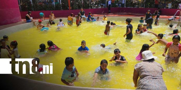Foto: Piscinas de Xilonem llenas de familias en Semana Santa/TN8