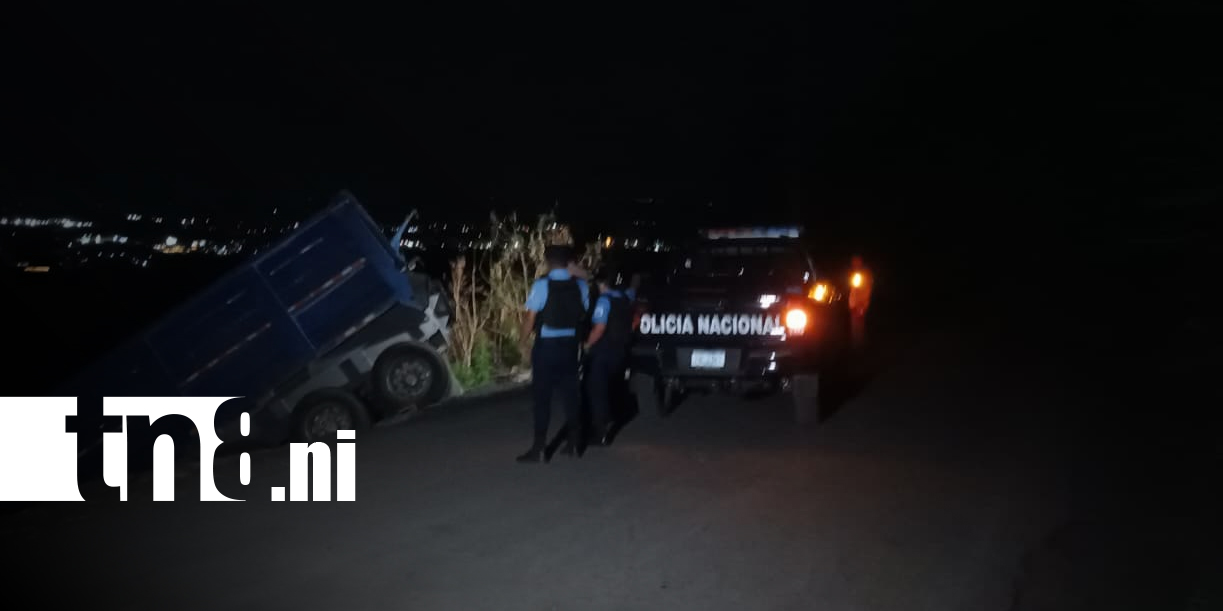 Foto: ¡De milagro! Rastra casi cae a un guindo en Nejapa/TN8