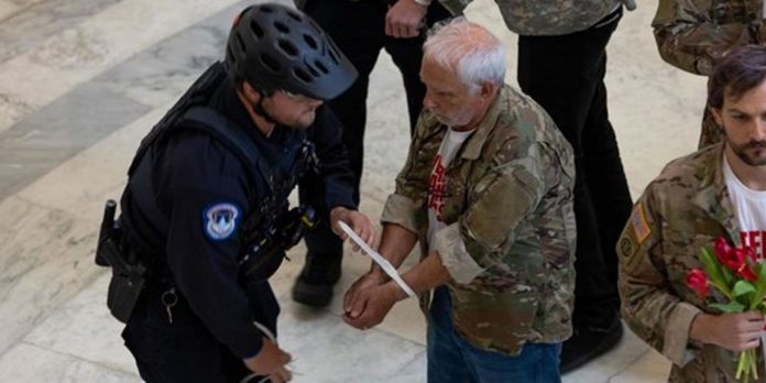 Foto: Veteranos arrestados por protesta contra guerra en Irán/ Cortesía