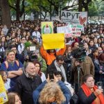 Protesta en Argentina denuncia recortes laborales y escasez de medicamentos Foto: Argentina: protesta por recortes y medicamentos/Cortesía