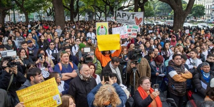1 Foto: Argentina: protesta por recortes y medicamentos/Cortesía