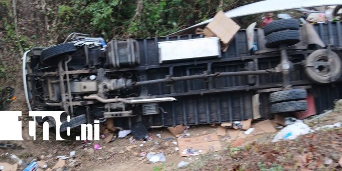 Foto: Tres lesionados tras vuelco de camión en Jalapa /TN8 Foto: Tres lesionados tras vuelco de camión en Jalapa /TN8