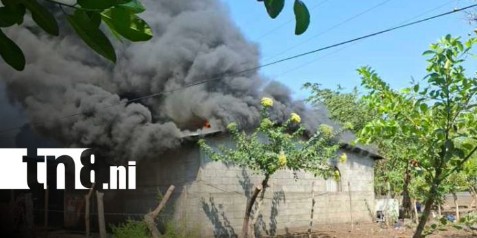 Foto: Voraz incendio arrasa vivienda en Chinandega /TN8 Foto: Voraz incendio arrasa vivienda en Chinandega /TN8