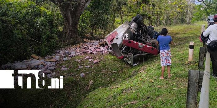 Foto: Volcadura de camión en Mulukukú deja cuantiosos daños materiales/TN8 Foto: Volcadura de camión en Mulukukú deja cuantiosos daños materiales/TN8