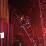 Conato de incendio en bodega abandonada alarma a vecinos del barrio Francisco Meza en Managua Foto: Incendio en bodega abandonada alarma a vecinos en Managua/TN8
