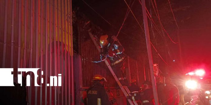 Foto: Incendio en bodega abandonada alarma a vecinos en Managua/TN8 Foto: Incendio en bodega abandonada alarma a vecinos en Managua/TN8
