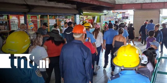 Foto: Bomberos inspeccionan Roberto Huembes/ TN8