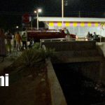 Bomberos rescatan a jóvenes motociclistas tras accidente y caída a un cauce en Managua Foto: Accidente deja dos motociclistas heridos en Managua/TN8