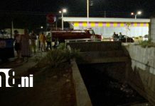 Bomberos rescatan a jóvenes motociclistas tras accidente y caída a un cauce en Managua Foto: Accidente deja dos motociclistas heridos en Managua/TN8