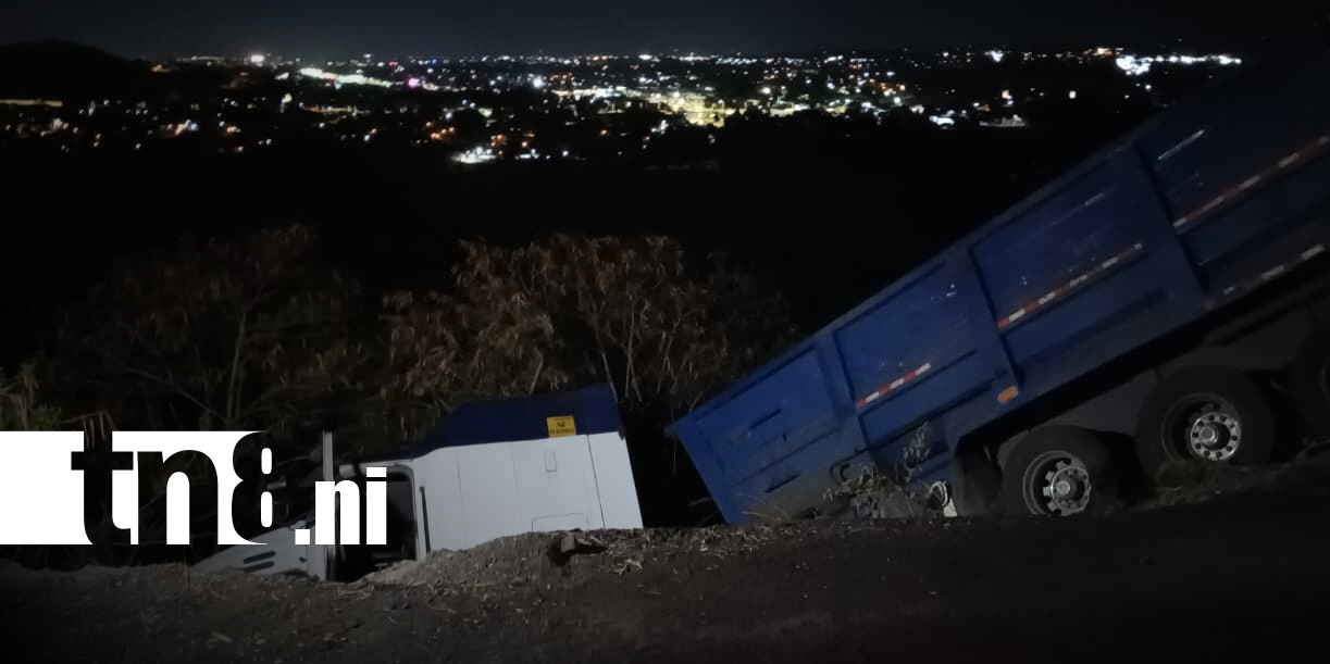Foto: ¡De milagro! Rastra casi cae a un guindo en Nejapa/TN8