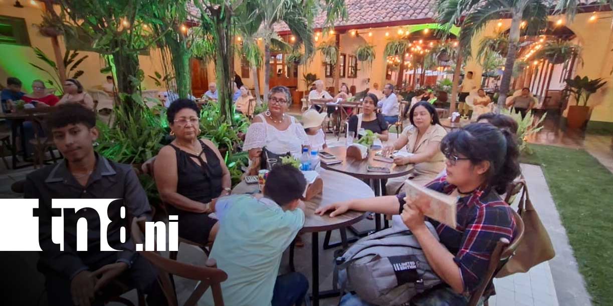 Foto: Granada vibra con poesía en el Día del Libro/TN8