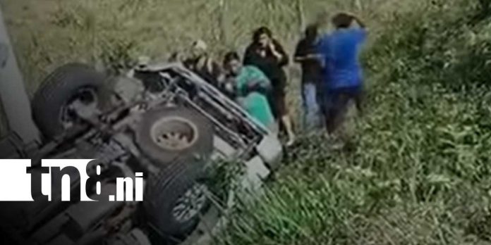 Foto: Vuelco en Las Pavas deja camioneta volcada en Chontales/TN8 Foto: Vuelco en Las Pavas deja camioneta volcada en Chontales/TN8