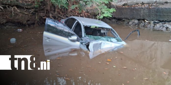 2 Foto: Carro cae al fondo de un río en Matagalpa y deja tres lesionados, entre ellos un menor/TN8
