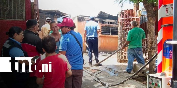 Foto: Fuego arrasa vivienda en Managua/ TN8