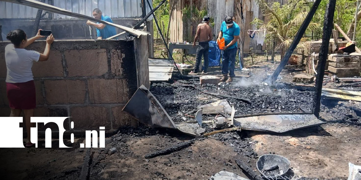 Foto: Incendio destruye casa en comunidad Los Limones/ TN8