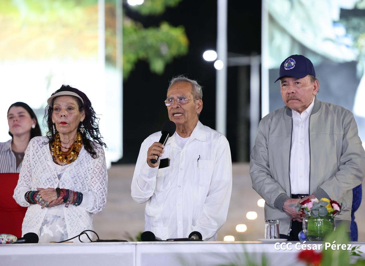 Foto: Co-Presidentes Daniel Ortega y Rosario Murillo con el párroco Antonio Castro