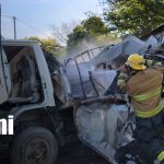 Camión de empresa DIANA se incendia en carretera vieja a León Foto: Camión de DIANA termina en llamas en carretera a León/TN8