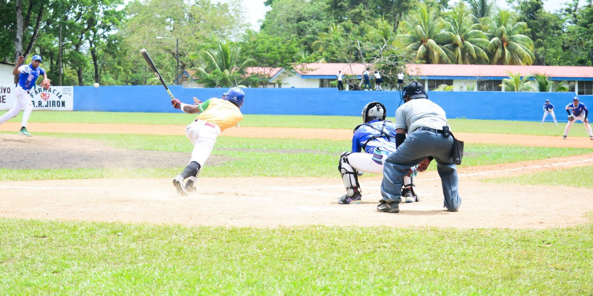 Foto: Corn Island y La Cruz arrasan en jornada del béisbol caribeño/Cortesía