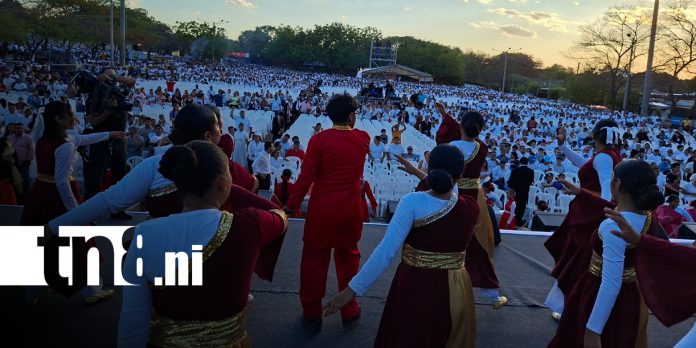 Foto: Parque La Biblia reúne a más de 160 iglesias en multitudinario Culto de Oración por la Paz/TN8