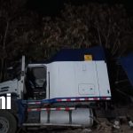 Foto: ¡De milagro! Rastra casi cae a un guindo en Nejapa/TN8