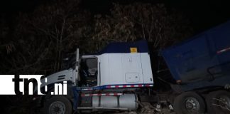 Foto: ¡De milagro! Rastra casi cae a un guindo en Nejapa/TN8