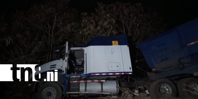 Foto: ¡De milagro! Rastra casi cae a un guindo en Nejapa/TN8