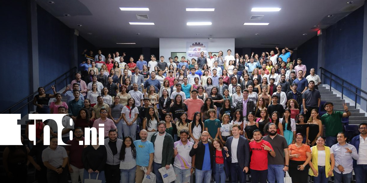 Foto: Estudiantes y periodistas de RT en Español /TN8