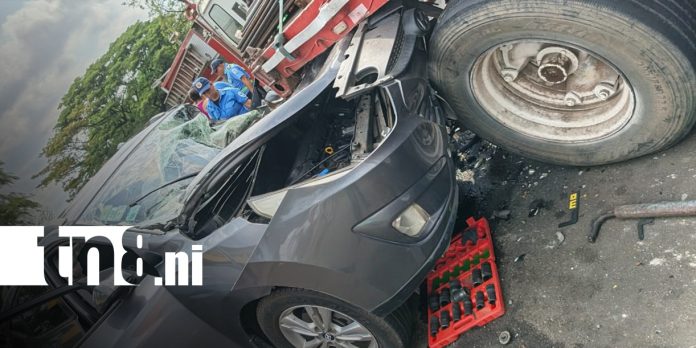 Foto: Colisión entre vehículo liviano y cabezal deja un lesionado grave en Telica/TN8