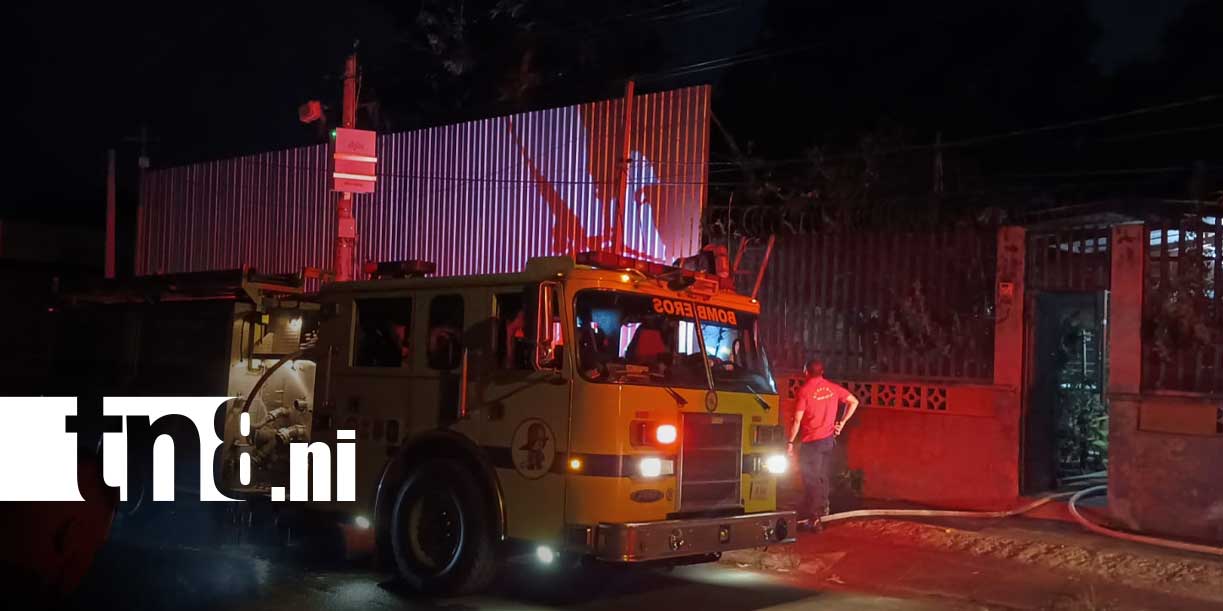 Foto: Incendio en bodega abandonada alarma a vecinos en Managua/TN8