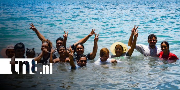 Foto: Entre sol y naturaleza, familias disfrutan de la belleza de la Laguna de Apoyo/TN8