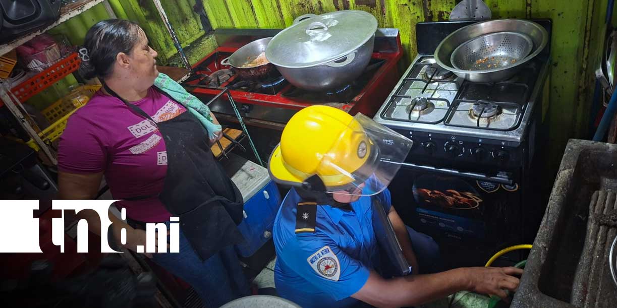 Foto: Bomberos inspeccionan Roberto Huembes/ TN8