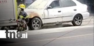 Foto: Incendio en vehículo sorprende a conductor en Managua/TN8