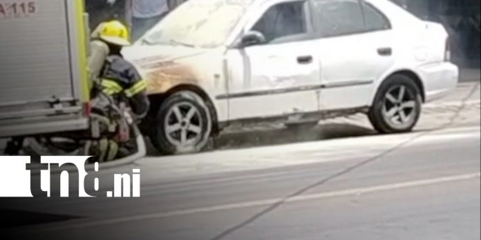 Foto: Incendio en vehículo sorprende a conductor en Managua/TN8