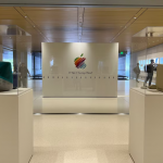 Apple celebra 50 años con exposición histórica Foto: Apple exhibe sus dispositivos icónicos en sus 50 años/Cortesía