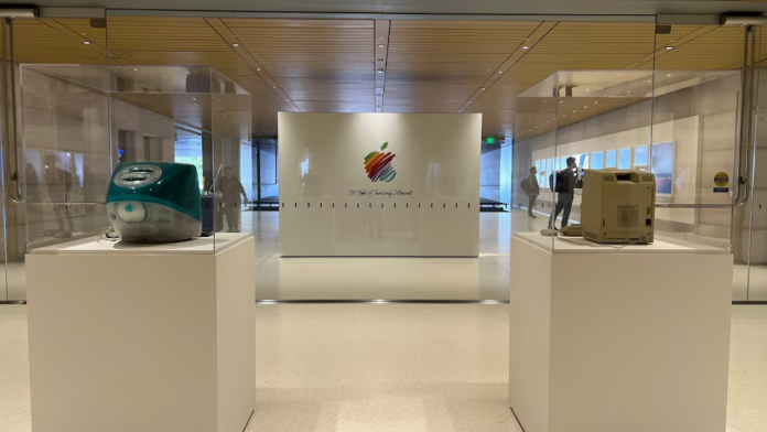 Foto: Apple exhibe sus dispositivos icónicos en sus 50 años/Cortesía Foto: Apple exhibe sus dispositivos icónicos en sus 50 años/Cortesía
