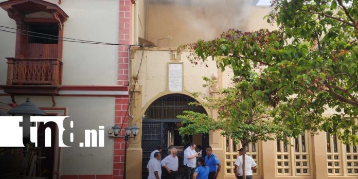 Foto: Rápida respuesta de bomberos protege el Palacio Episcopal de León/TN8 Foto: Rápida respuesta de bomberos protege el Palacio Episcopal de León/TN8