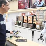 China marca el futuro con robot humanoide que ya atiende clientes Foto: Robot humanoide trabaja en comercio minorista en China /Cortesía