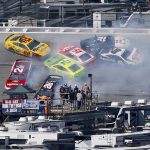 Caos en NASCAR: choque masivo involucra a casi todos los pilotos Foto: Choque múltiple sacude carrera de NASCAR /Cortesía