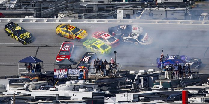 Foto: Choque múltiple sacude carrera de NASCAR /Cortesía Foto: Choque múltiple sacude carrera de NASCAR /Cortesía