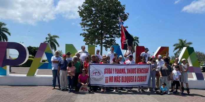 Foto: Cubanos en Panamá alzan la voz contra el bloqueo a Cuba/Cortesía Foto: Cubanos en Panamá alzan la voz contra el bloqueo a Cuba/Cortesía