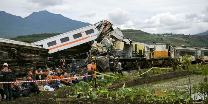 Foto: Choque de dos trenes deja varios heridos en Indonesia /Cortesía