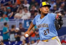 Relevo efectivo de Carlos Rodríguez ante Tigers pese al batazo largo milwaukee, brewers, carlos, rodríguez,
