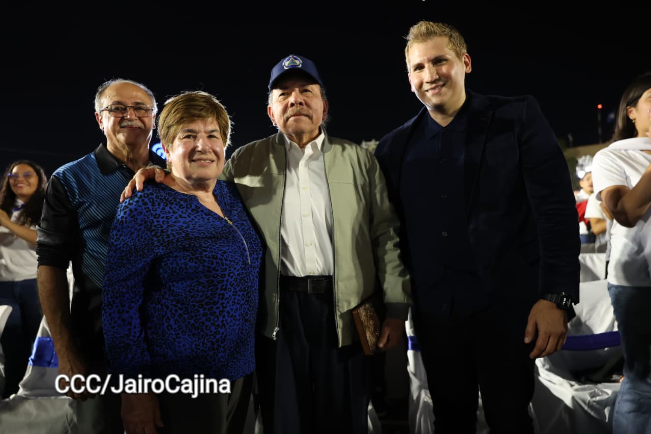 Foto: Comandante Daniel Ortega con Doris Ávila Talavera en acto por la paz